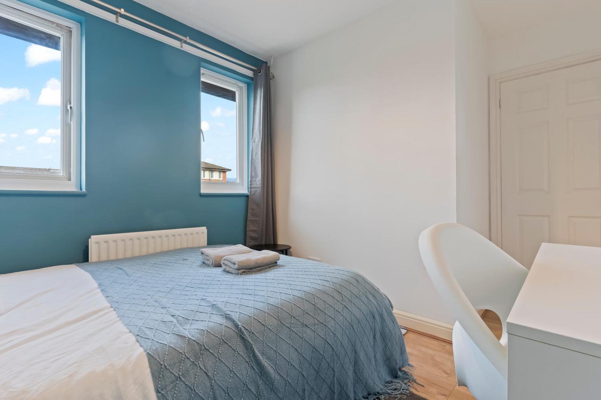 Cozy Townhouse With 4 Bedrooms