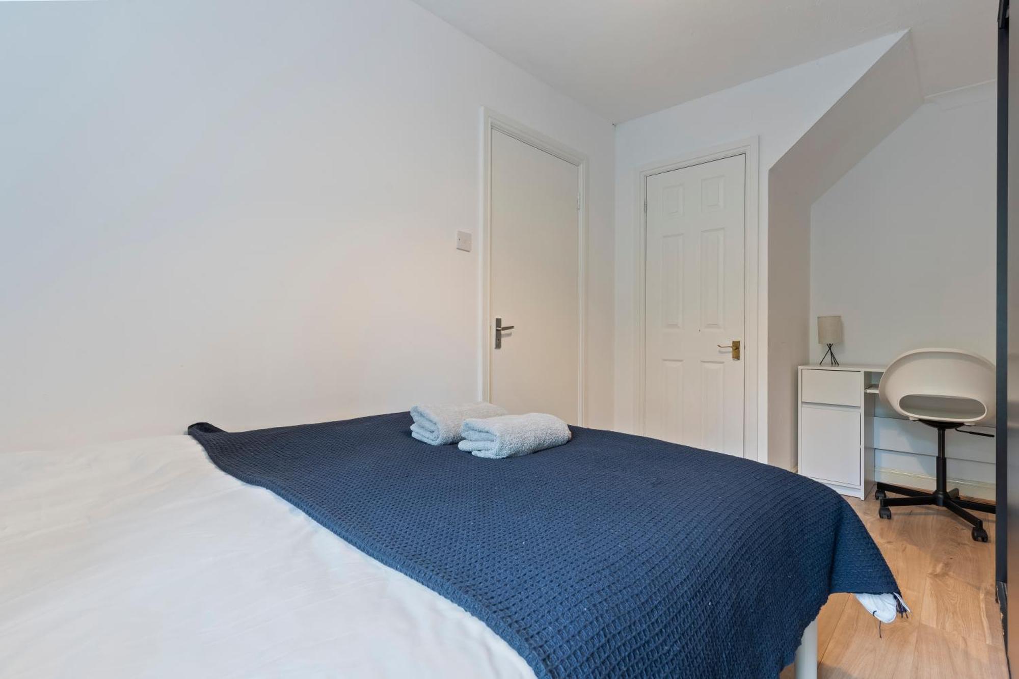 Cozy Townhouse With 4 Bedrooms *