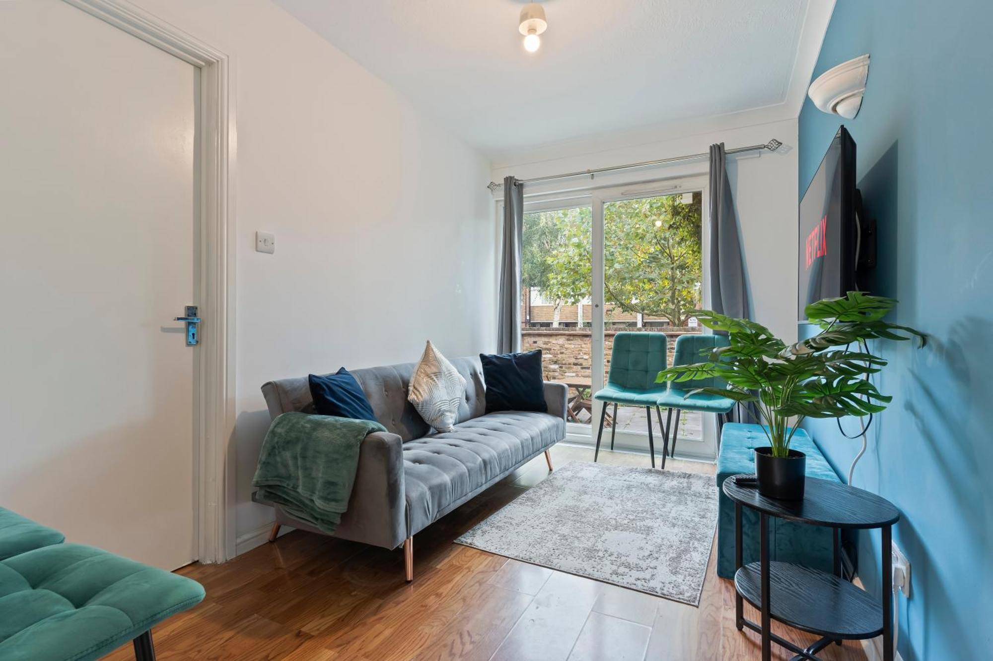 Cozy Townhouse With 4 Bedrooms